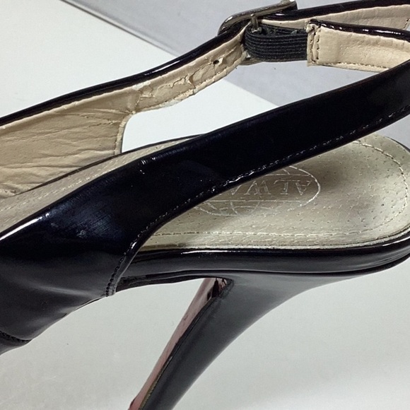 Black pins ladies' shoes with a belt on the heel. Note: No box - Picture 6 of 8